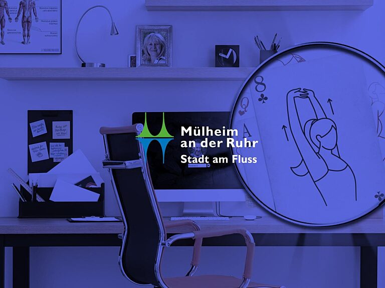 Blick in ein Büro mit ergonomischem Arbeitsplatz, großem Bildschirm und einer Spielkarte mit Dehnübung unter der Lupe – im Zentrum das Logo der Stadt Mülheim an der Ruhr. Symbol für spielerische Gesundheitsförderung im Arbeitsalltag.