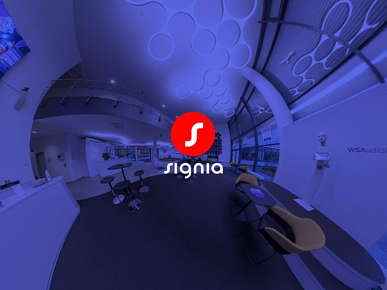 Innenaufnahme des modernen Signia-Foyers mit Logo im Vordergrund – Symbol für innovative Markenkommunikation und immersive Erlebnisse.