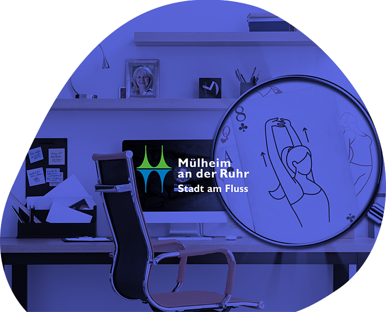 Illustration eines ergonomisch eingerichteten Arbeitsplatzes mit Fokus auf eine Spielkarte, die eine Dehnübung zeigt – daneben das Logo der Stadt Mülheim an der Ruhr. Symbol für spielerische Gesundheitsförderung im Büroalltag
